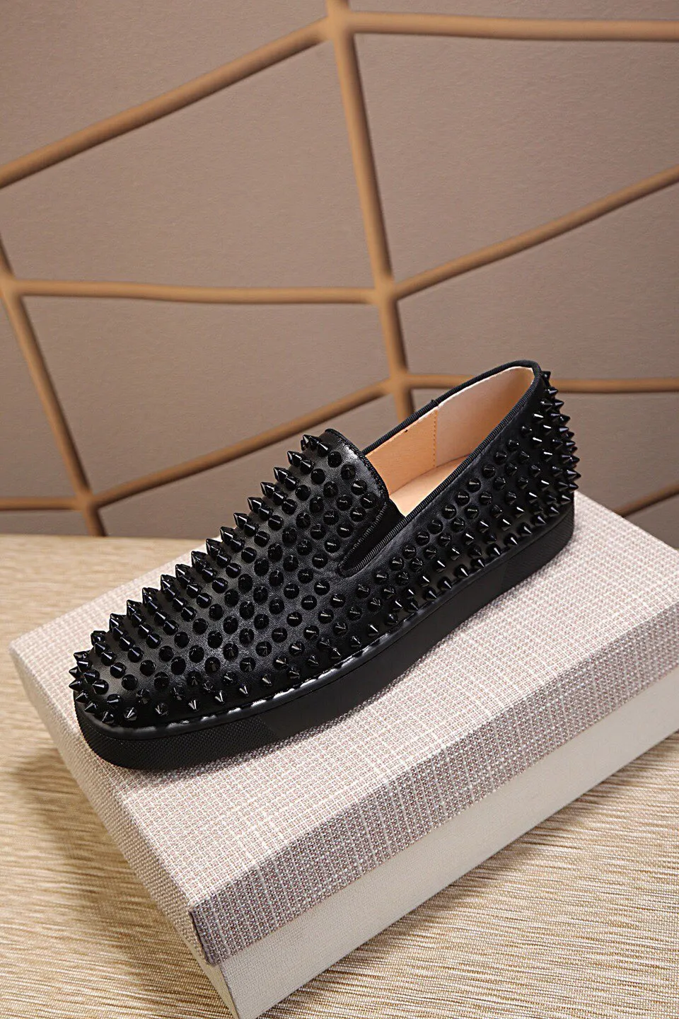 Ex-factory price 440. christian louboutin (CL red sole shoes) counter nail series, casual sneakers for couples 📢 📢 📢 Exclusive hot style release 🎈🎈💪 Movable latex feet 👻 Finished large sole car line [satisfied] 😝Female 35-40# Male 38#-46, global supply😝 [Top version]: original imported cowhide frosted upper, top original leather lining, original molded TPU outsole, original 1:1 detail processing, original shoe last, large quantity available from stock,